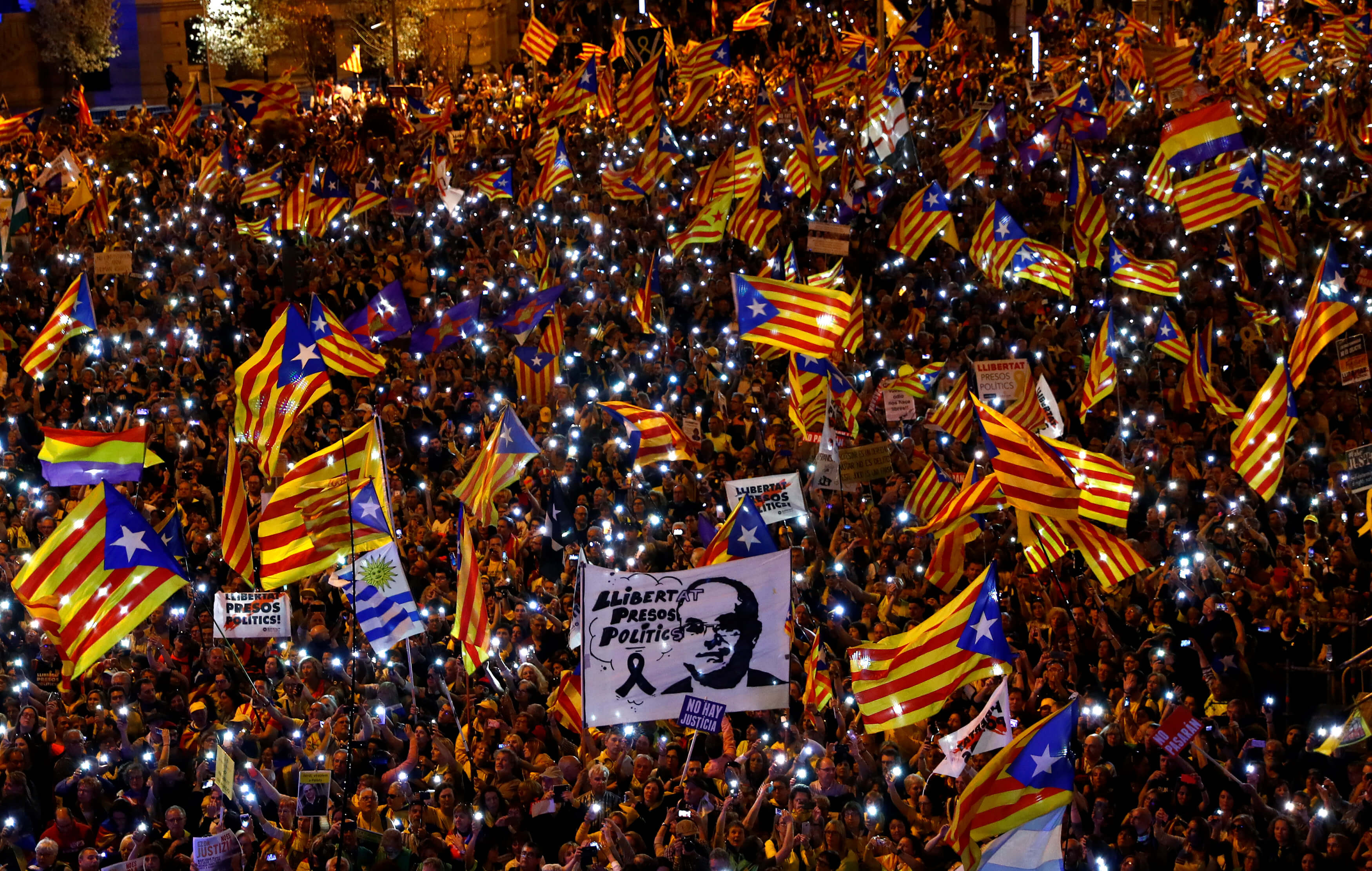 Καταλανοί αυτονομιστές διαδήλωσαν στη Μαδρίτη για τη δίκη των ηγετών τους