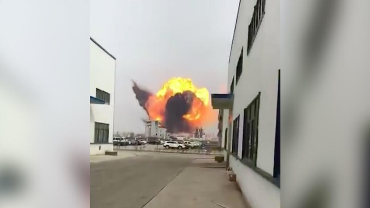 Σεισμό προκάλεσε στην Κίνα ισχυρή έκρηξη σε εργοστάσιο χημικών [video]