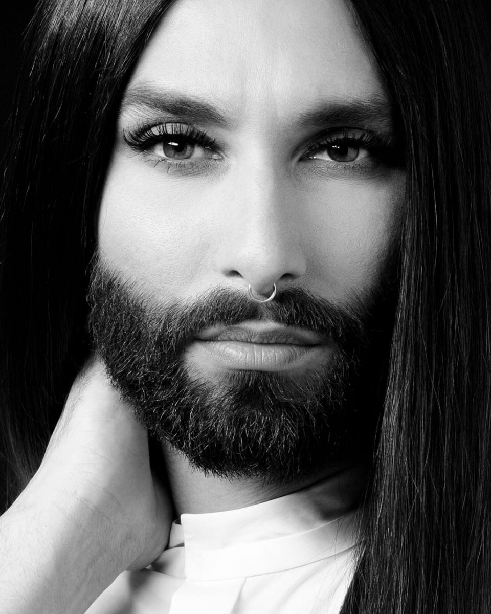 Τα χίλια πρόσωπα της Conchita! Aγνώριστη για τις ανάγκες του νέου της video clip! [pics,vid]