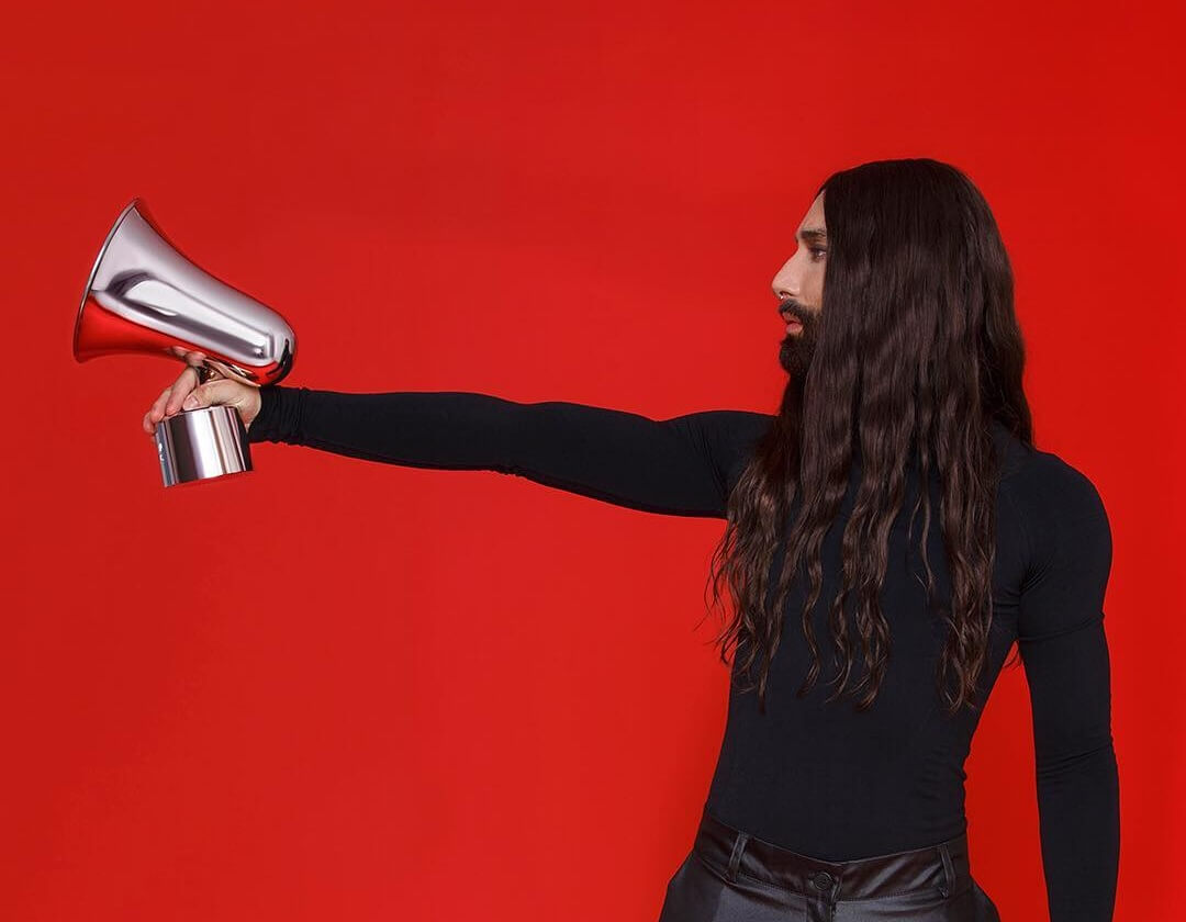 Αγνώριστη η Conchita της Εurovision! Με ξυρισμένο κεφάλι και λαμπερές τουαλέτες! [pics]