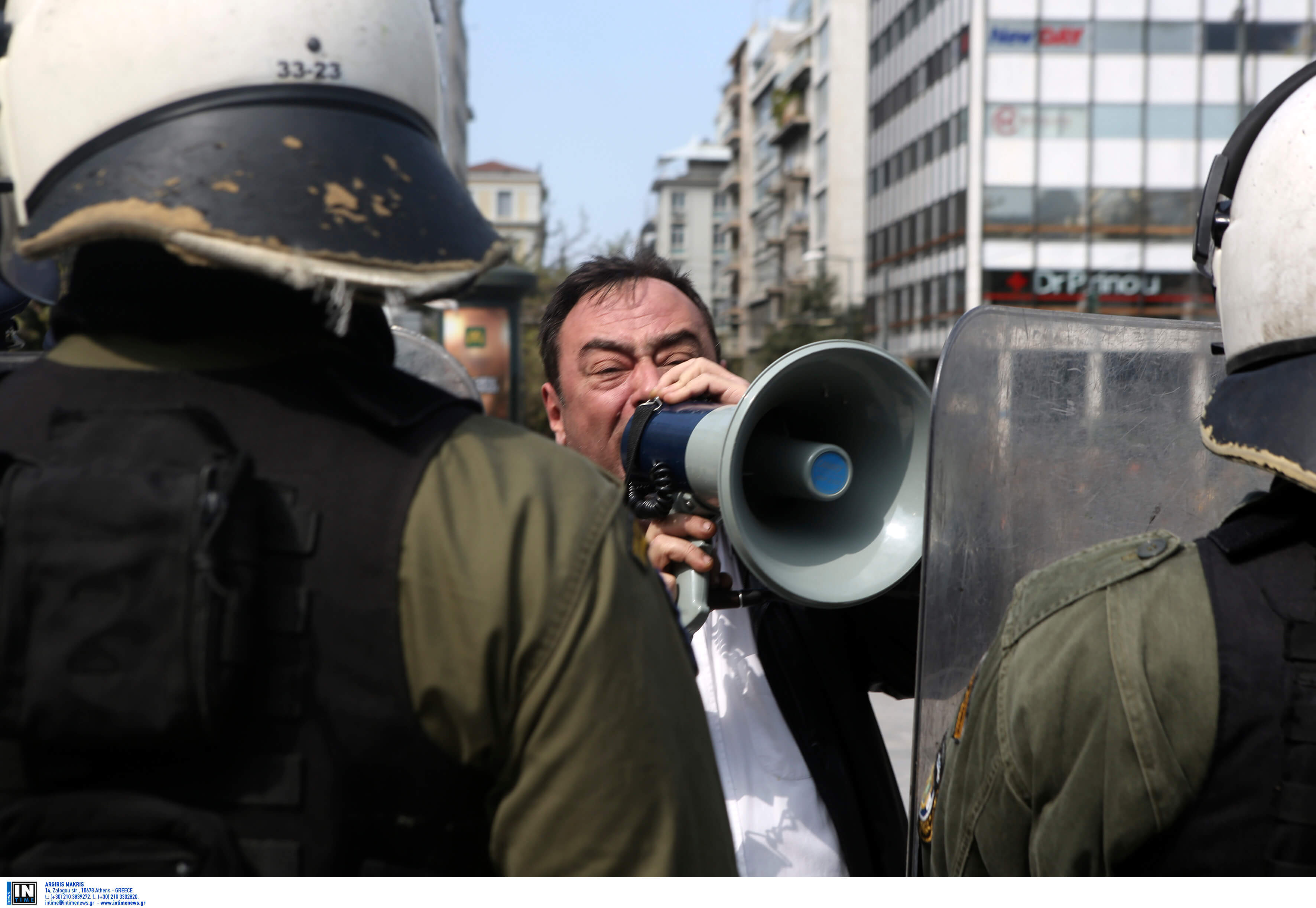 25η Μαρτίου: Έδιωξαν διαδηλωτές από την παρέλαση! Φώναζαν κατά της συμφωνίας των Πρεσπών [pics]