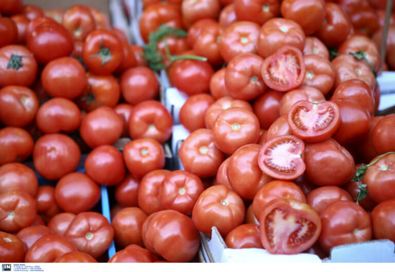 Δεσμεύθηκαν 2,5 τόνοι ντομάτας χωρίς σήμανση στον Πειραιά