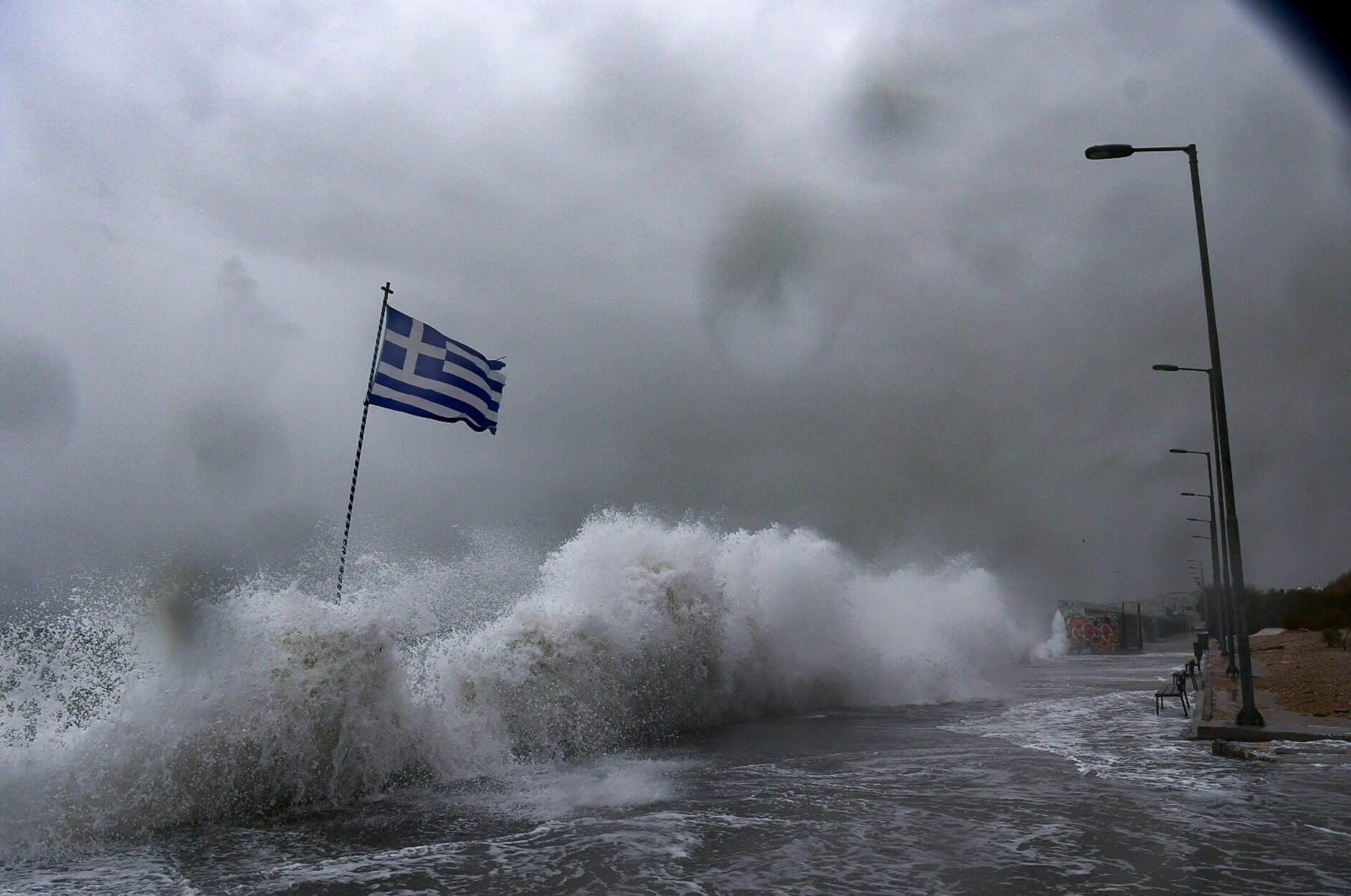 Шторм счет. Ветровой нагон наводнение. Шторм в Греции. Сильный дождь со штормом. Греция дождь.