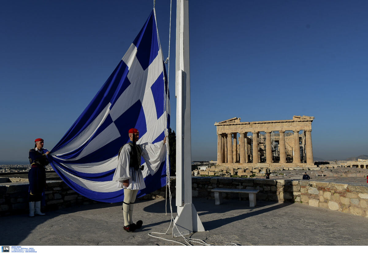 25η Μαρτίου: Η έπαρση της σημαίας από τους Ευζώνους στην Ακρόπολη [pics]