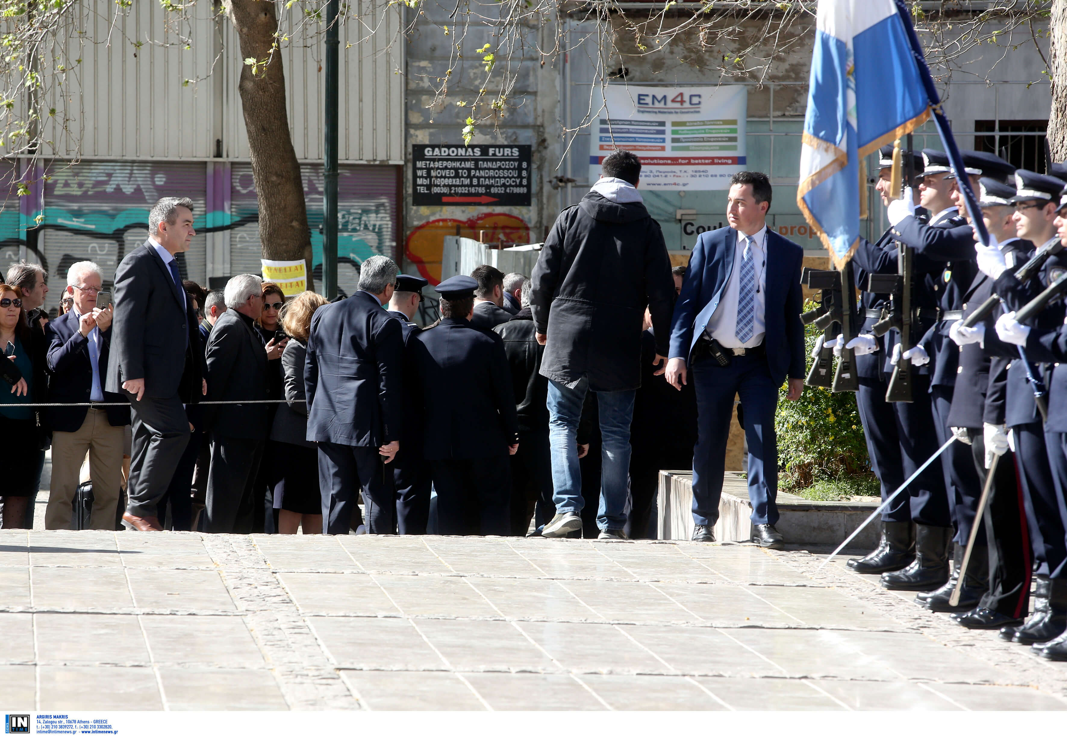 25η Μαρτίου: Η στιγμή που άνδρας προσπαθεί να επιτεθεί στον Πρόεδρο της Δημοκρατίας [video]