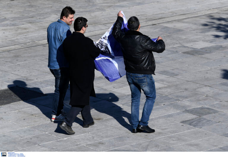 Παρέλαση 25ης Μαρτίου: Απομάκρυναν πολίτη που είχε την ελληνική σημαία! [pics]