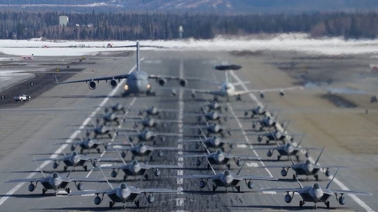 Απίστευτη απογείωση 24 μαχητικών F-22 ταυτοχρόνως!