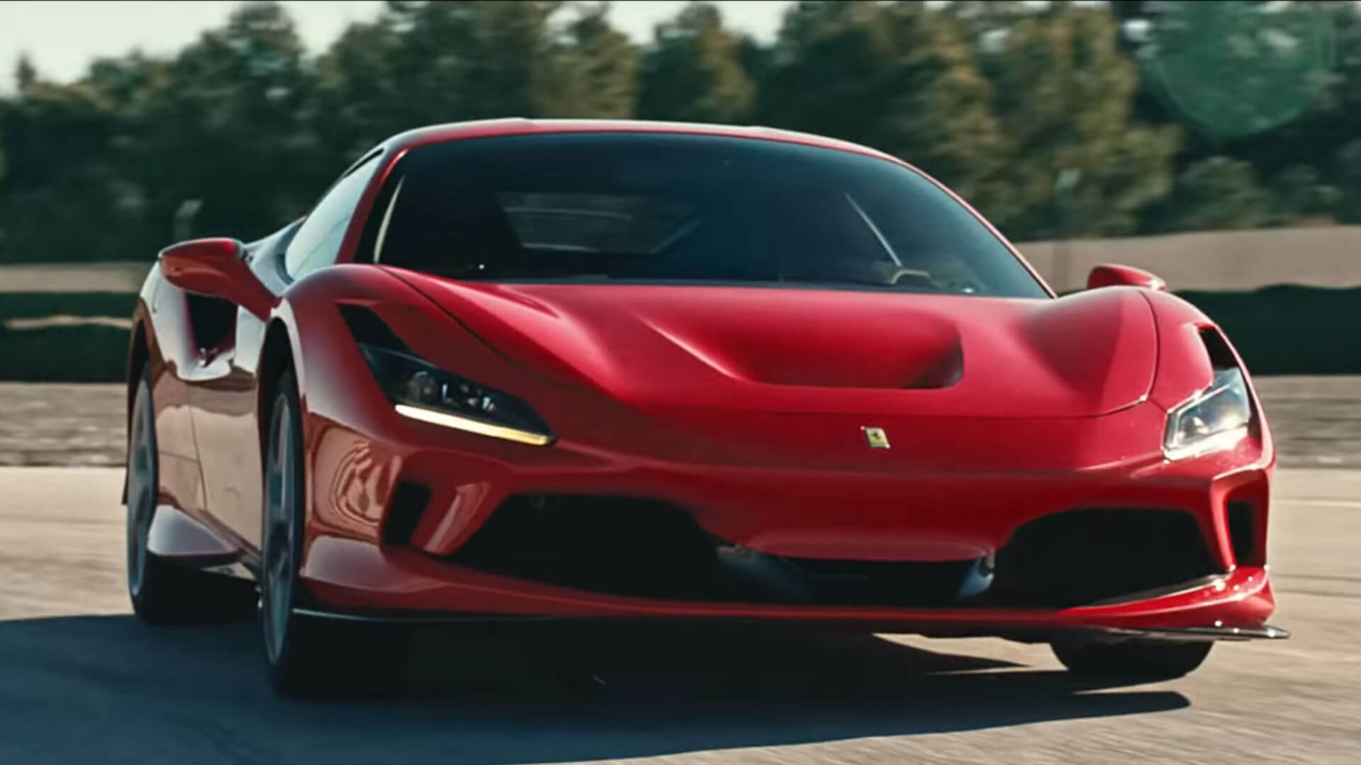 Η νέα Ferrari F8 Tributo με τέρμα γκάζι σε δρόμο και πίστα [vid]