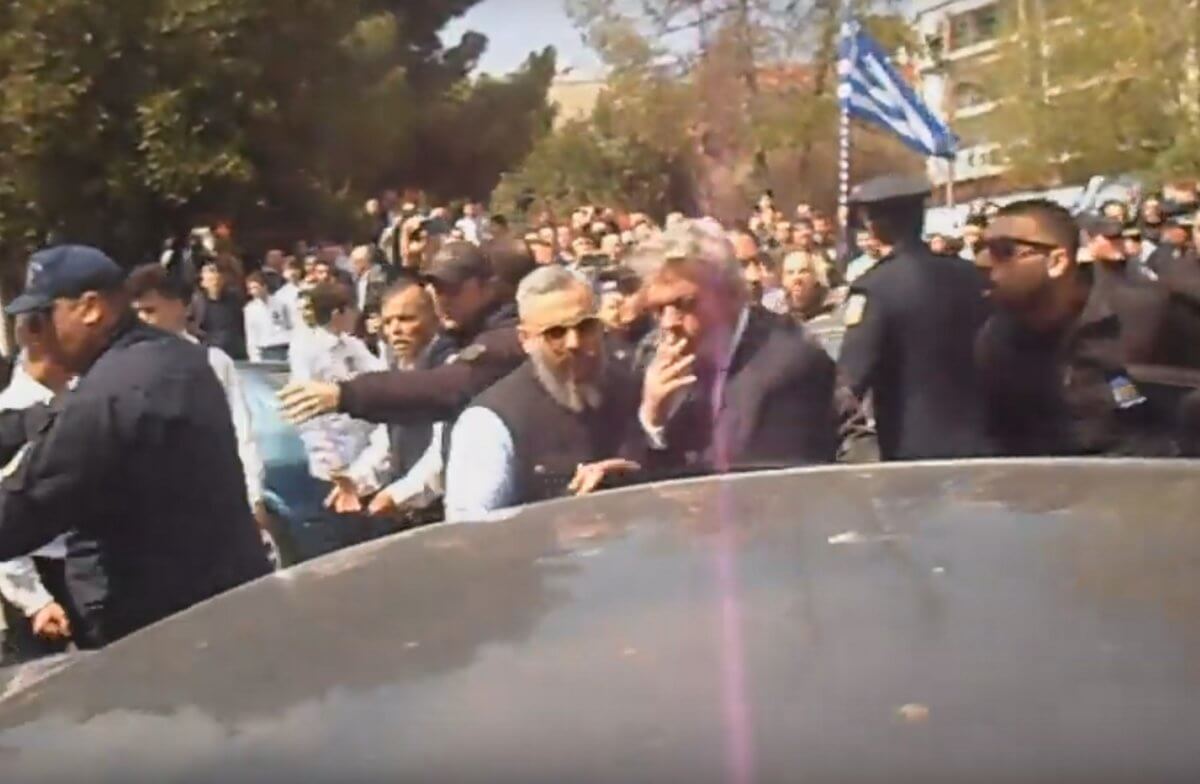 Παρέλαση 25 Μαρτίου – Κατερίνη: Αστυνομικοί φυγάδευσαν βουλευτή του ΣΥΡΙΖΑ! – video