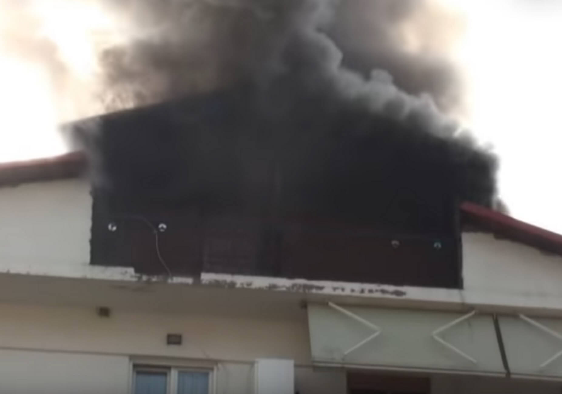 Γρεβενά: Η φωτιά στην πολυκατοικία ξεκίνησε από τη σοφίτα – Δραματικός απεγκλωβισμός γυναίκας – video