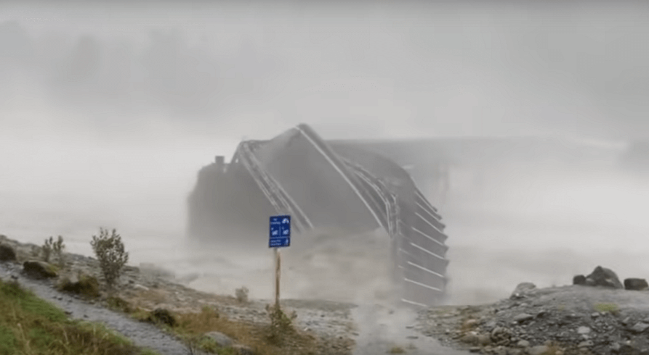 Δραματικές στιγμές στη Νέα Ζηλανδία – Κατέρρευσε γέφυρα από τα ορμητικά νερά [video]