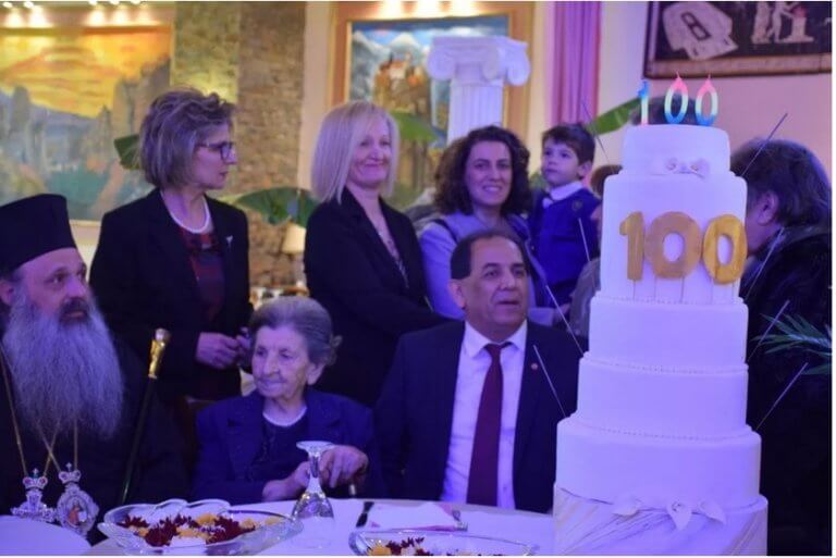 Καλαμπάκα: Αειθαλής γιαγιά έκλεισε τα 100 και έκανε πάρτι! video, pics | Newsit.gr Καλαμπάκα: Αειθαλής γιαγιά έκλεισε τα 100 και έκανε πάρτι! video, pics | Newsit.gr