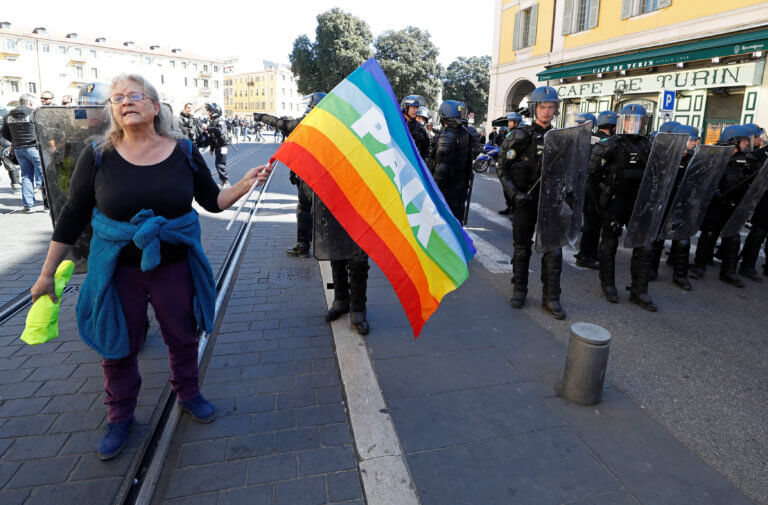 Οργή στη Γαλλία για το σχόλιο Μακρόν γι’ αυτή την ηλικιωμένη γυναίκα