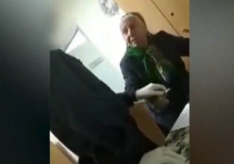 Αστυνομικοί χλευάζουν την 90χρονη γιαγιά στη Θεσσαλονίκη