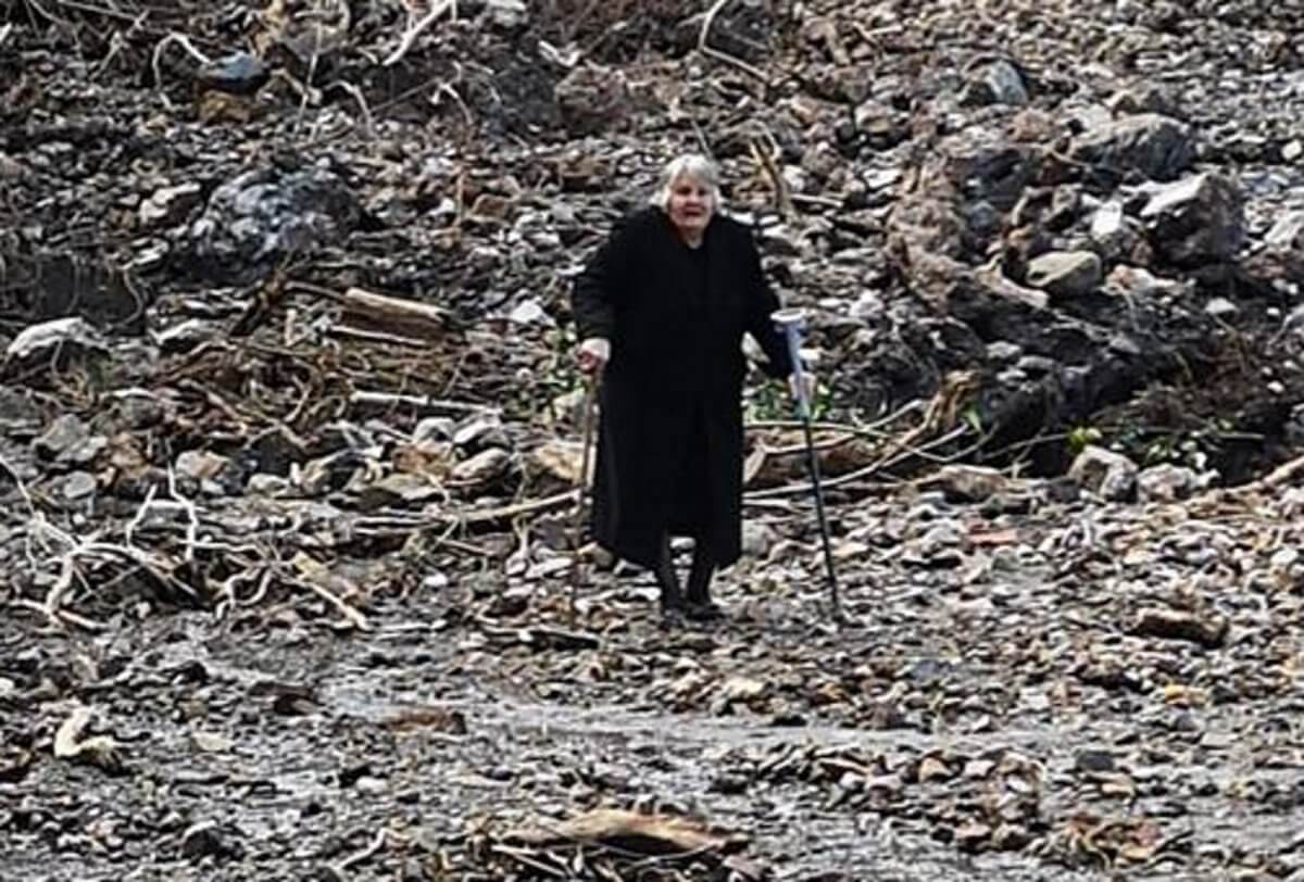 Κρήτη: Εγκαταλείπει το αποκλεισμένο της χωριό με πατερίτσες – Η γιαγιά που συγκίνησε τους διασώστες [pics, video]