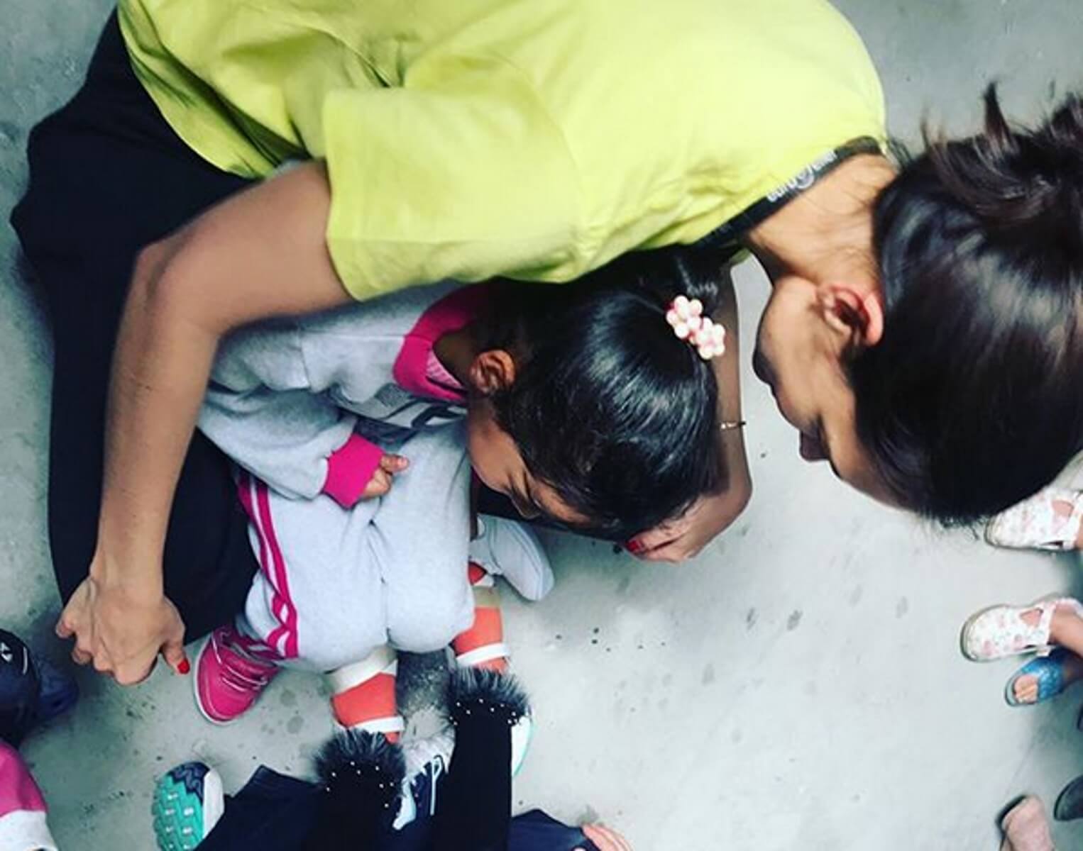 Η Κέιτι Χολμς με την κόρη της στα παιδιά της Μόριας  [pics]