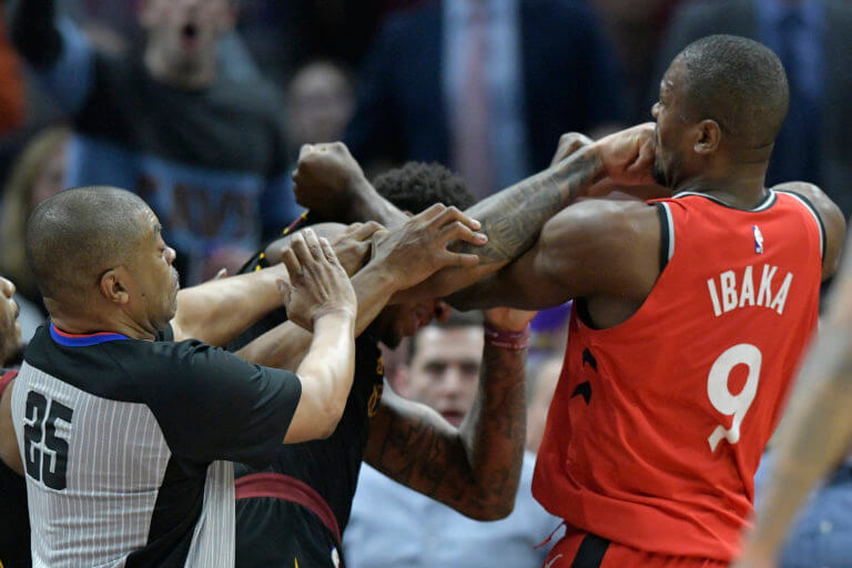 Έπεσαν μπουνιές στο NBA! «Τρελάθηκε» με αντίπαλο ο Ιμπάκα – videos | Newsit.gr Έπεσαν μπουνιές στο NBA! «Τρελάθηκε» με αντίπαλο ο Ιμπάκα – videos | Newsit.gr