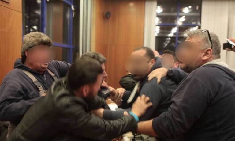Αγανακτισμένοι γονείς πέταξαν μπάζα στο Δημοτικό Συμβούλιο Αχαρνών [video]