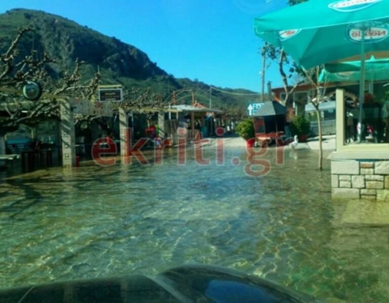 Χανιά: Το νερό της λίμνης Κουρνά είναι ακόμα μέσα στα καταστήματα [pics]