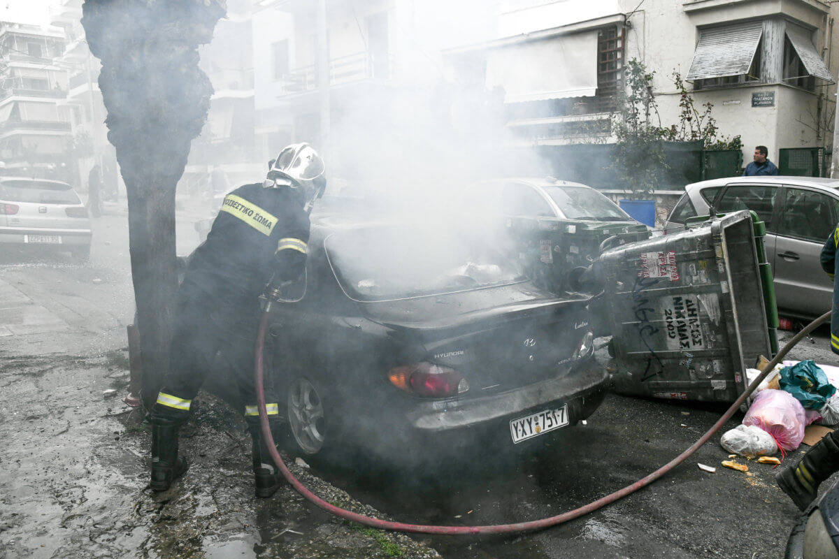 Ξύλο και μολότοφ στην Νίκαια μεταξύ οπαδών της Προοδευτικής και του Ιωνικού [pics]
