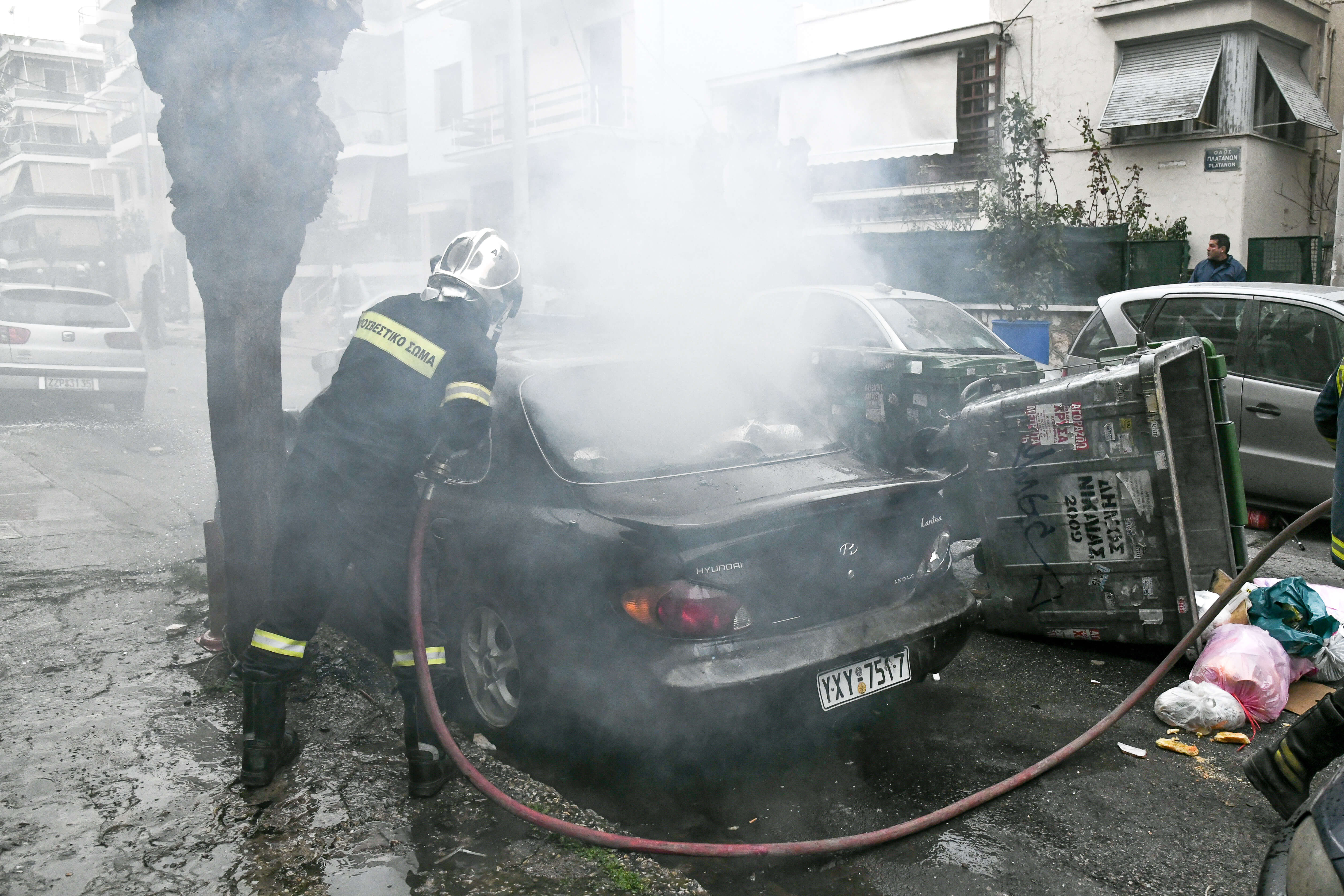 Ξύλο και μολότοφ στην Νίκαια μεταξύ οπαδών της Προοδευτικής και του Ιωνικού [pics]