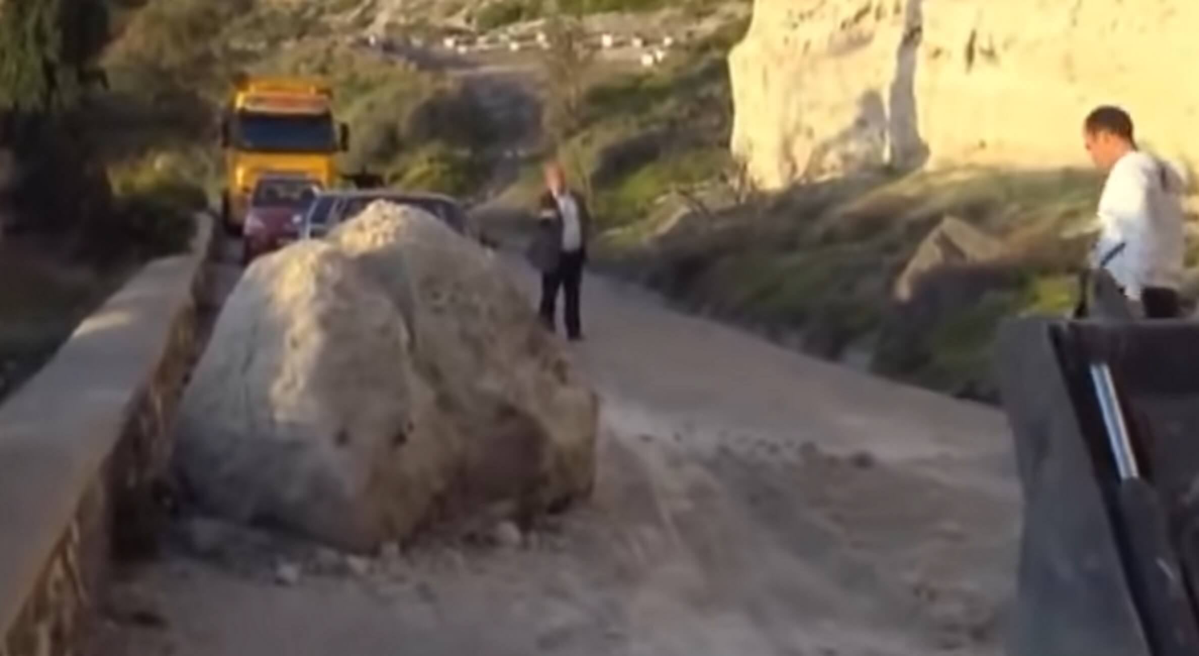 Σαντορίνη: Κατολίσθηση βράχων κοντά στο λιμάνι του Αθηνιού – Έκλεισε για ώρες ο δρόμος – video