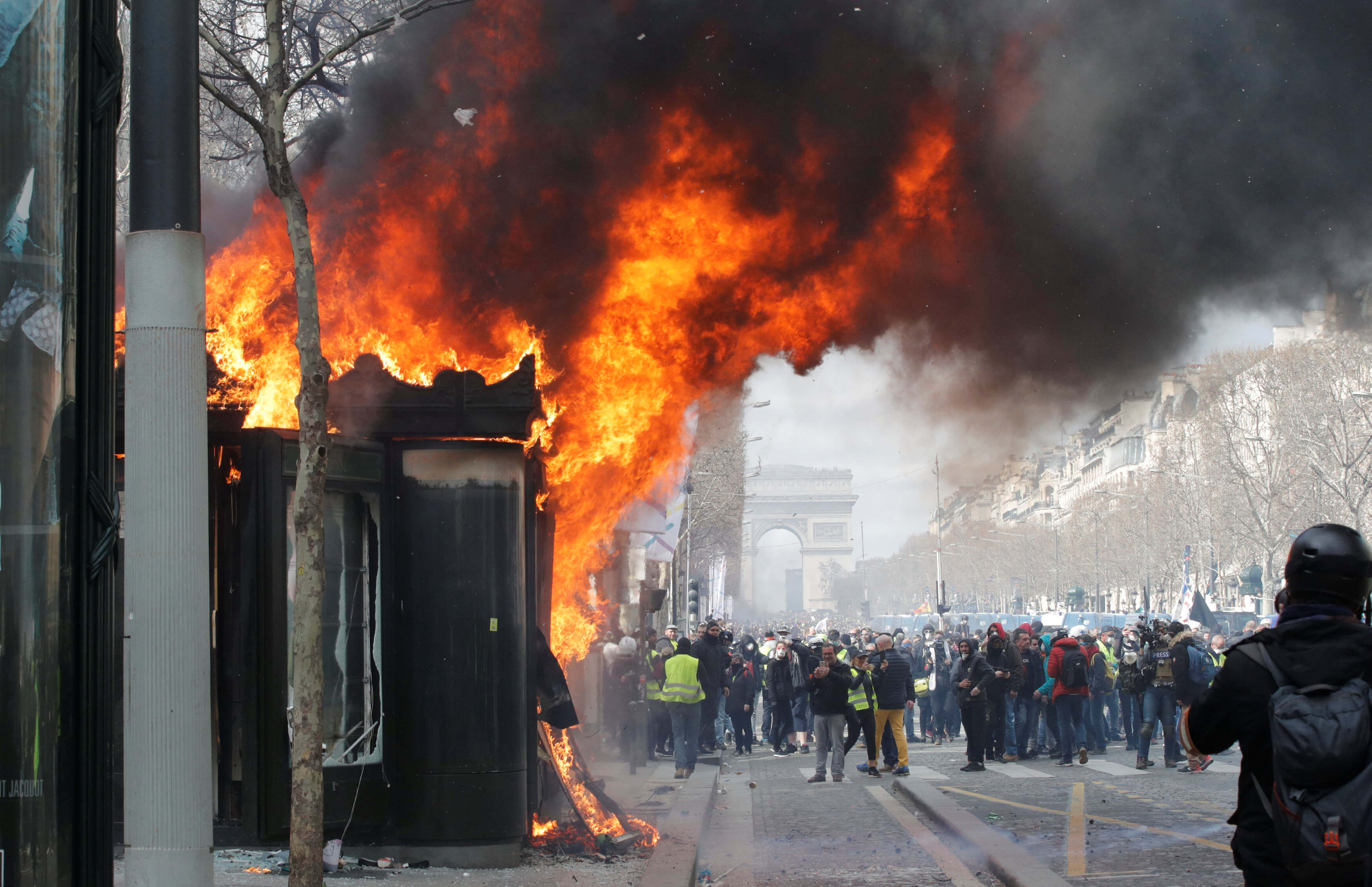 Κίτρινα Γιλέκα: Απαγορεύει διαδηλώσεις ο Μακρόν! “Καρατομήθηκε” ο αρχηγός της αστυνομίας του Παρισιού