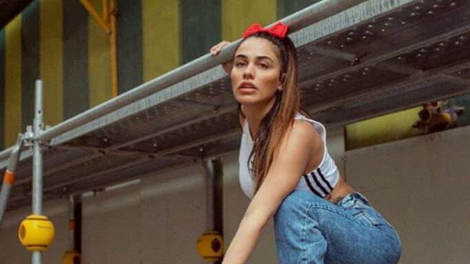 Η Κόνι Μεταξά ποζάρει topless στο Instagram και κόβει την ανάσα! [pic]