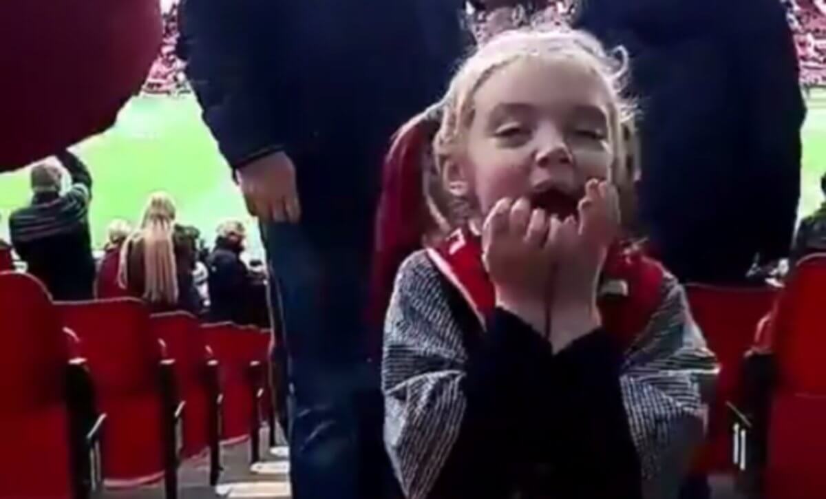 Κοριτσάκι “τρελάθηκε” όταν αντίκρισε το Όλντ Τράφορντ! – video