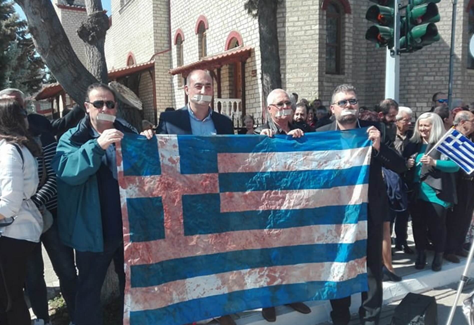 Παρέλαση 25 Μαρτίου – Κοζάνη: Κλειστά στόματα, μια ματωμένη ελληνική σημαία και συνθήματα κατά πολιτικών – video