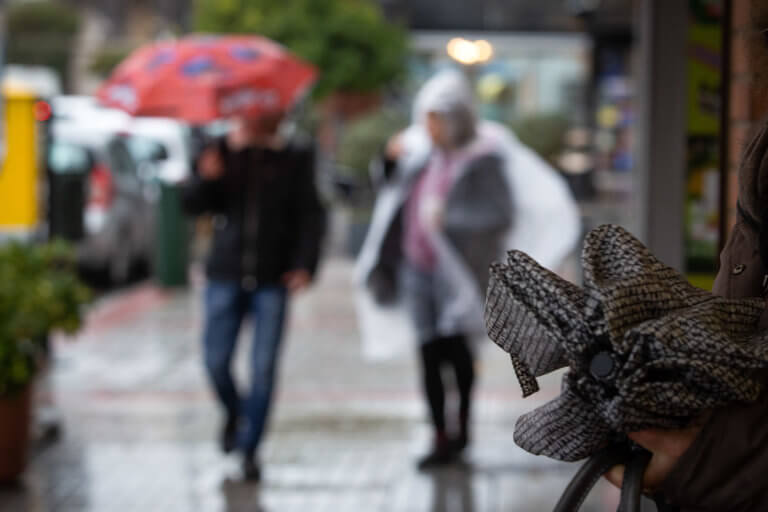 Καιρός: Πέφτει η θερμοκρασία, συνεχίζονται βροχές και καταιγίδες