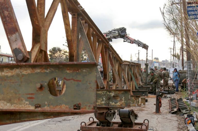 Χανιά: Δόθηκε στην κυκλοφορία η γέφυρα που τοποθέτησαν οι Ένοπλες Δυνάμεις στον Πλατανιά | Newsit.gr Χανιά: Δόθηκε στην κυκλοφορία η γέφυρα που τοποθέτησαν οι Ένοπλες Δυνάμεις στον Πλατανιά | Newsit.gr
