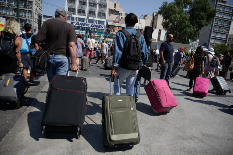 Χαμός στα λιμάνια Πειραιά, Ραφήνας και Λαυρίου! Πόσοι έφυγαν για Καθαρά Δευτέρα