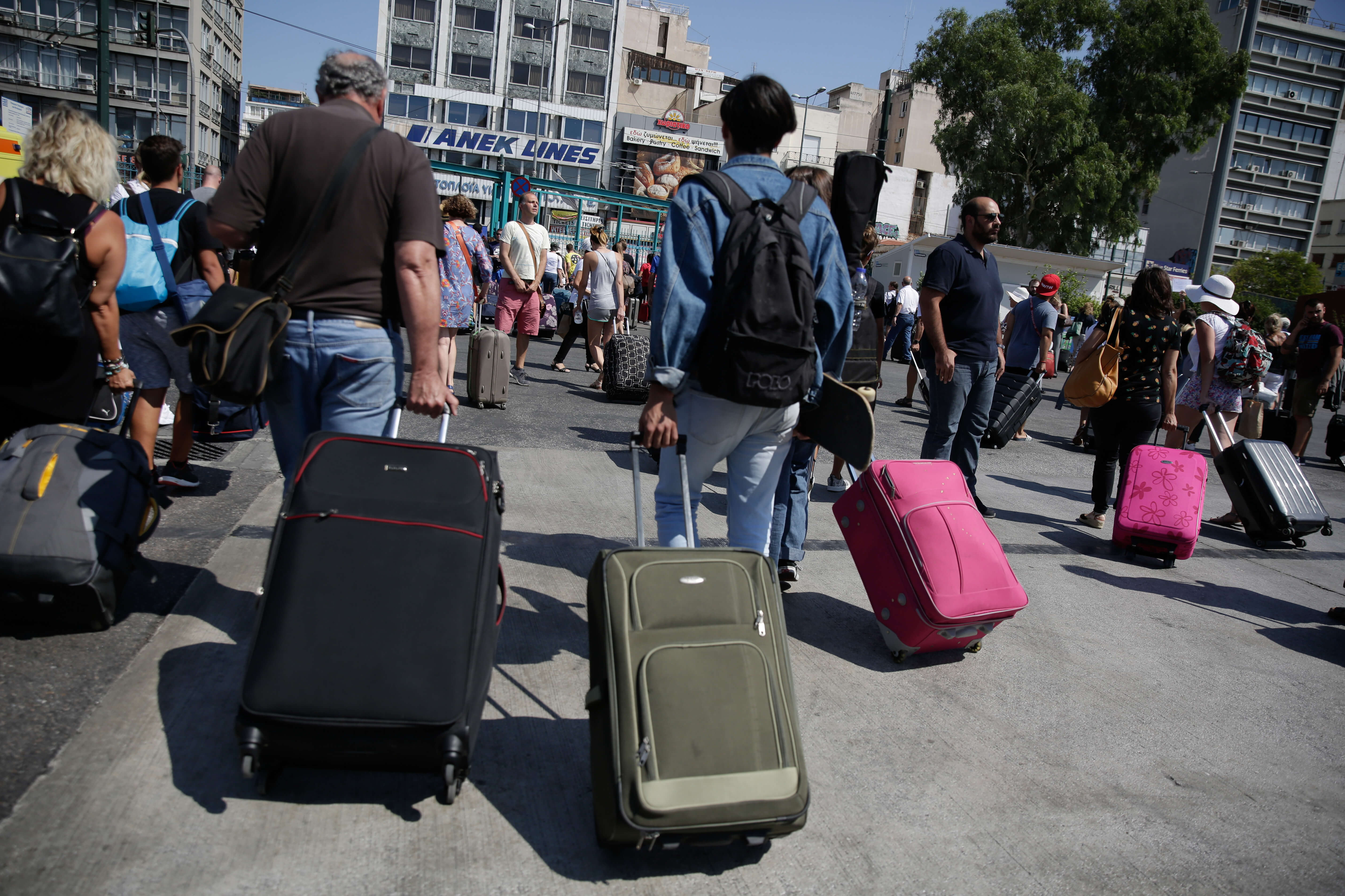 Χαμός στα λιμάνια Πειραιά, Ραφήνας και Λαυρίου! Πόσοι έφυγαν για Καθαρά Δευτέρα