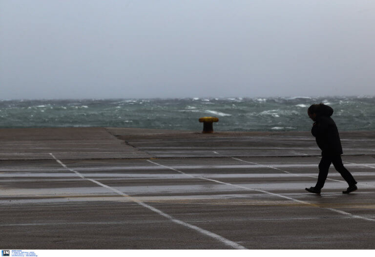 Καιρός: Πέφτουν οι άνεμοι, ομαλοποιείται η κατάσταση στα λιμάνια