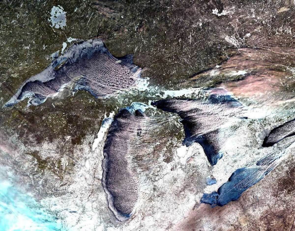 Ο σκληρός χειμώνας πάγωσε τις Μεγάλες Λίμνες – Εντυπωσιακές εικόνες