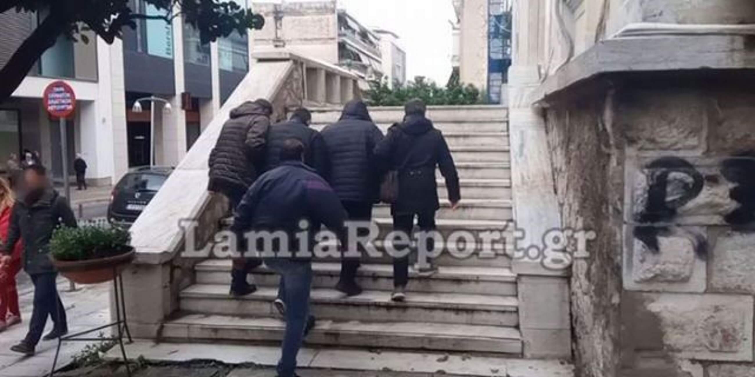 Λαμία: Με κουκούλες και σκυμμένα κεφάλια στα δικαστήρια οι κατηγορούμενοι για τη ληστεία του εργολάβου – video