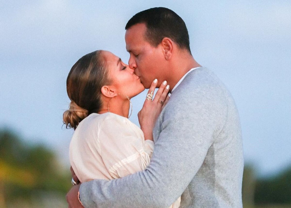 Jennifer Lopez: Οι πρώτες φωτογραφίες από την εντυπωσιακή πρόταση γάμου που δέχτηκε και τα καυτά φιλιά με τον σύντροφό της! [pics]