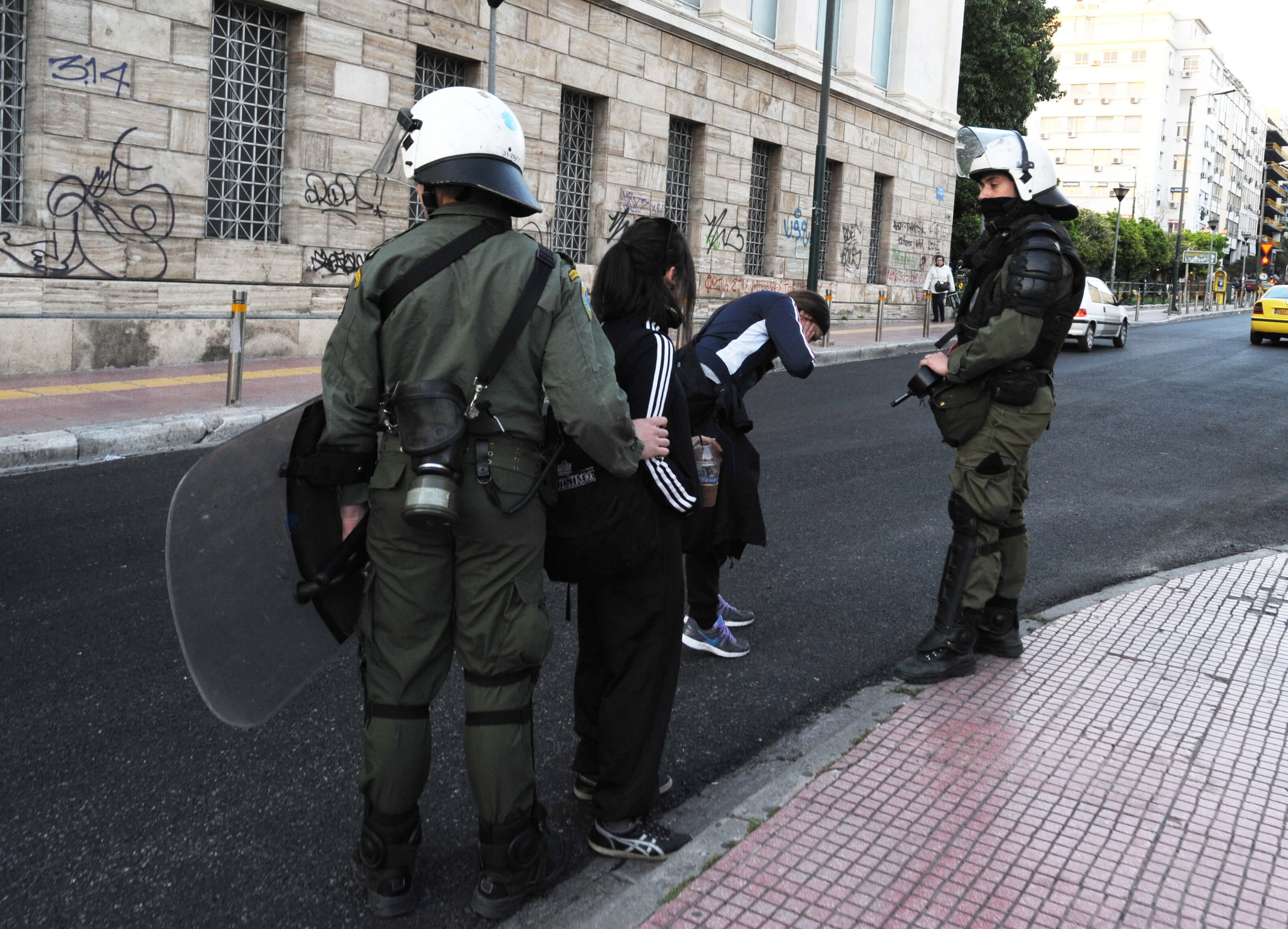 Κατά των προληπτικών προσαγωγών η Ελληνική Ένωση για τα Δικαιώματα του Ανθρώπου