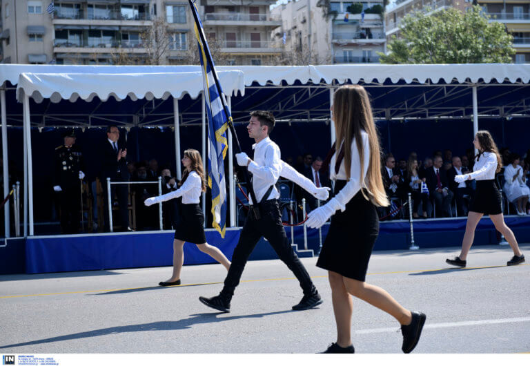 Παρέλαση 25 Μαρτίου – Θεσσαλονίκη: Mαθητές γυρίζουν στην εξέδρα των επισήμων και τραγουδούν το “Μακεδονία ξακουστή” – video