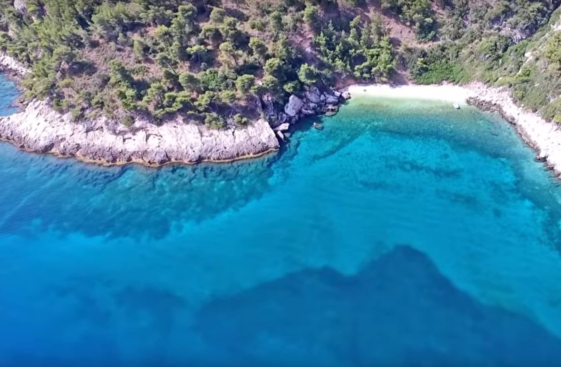 Παραλία – διαμάντι λίγα χιλιόμετρα από την Αθήνα – Αυτό είναι το Μικρό Πήλιο της Αττικής