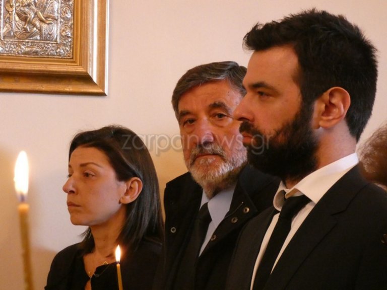 Χανιά: Συντετριμμένος ο Μανούσος Γρυλλάκης στο μνημόσυνο της γυναίκας του – Παρούσες Ντόρα και Μαρέβα [pics]
