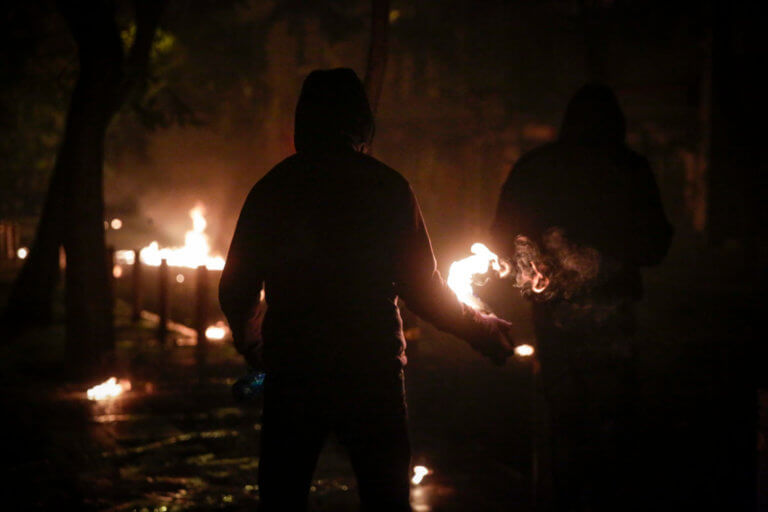 Επίθεση με μολότοφ σε αστυνομικούς έξω από το Υπουργείο Πολιτισμού