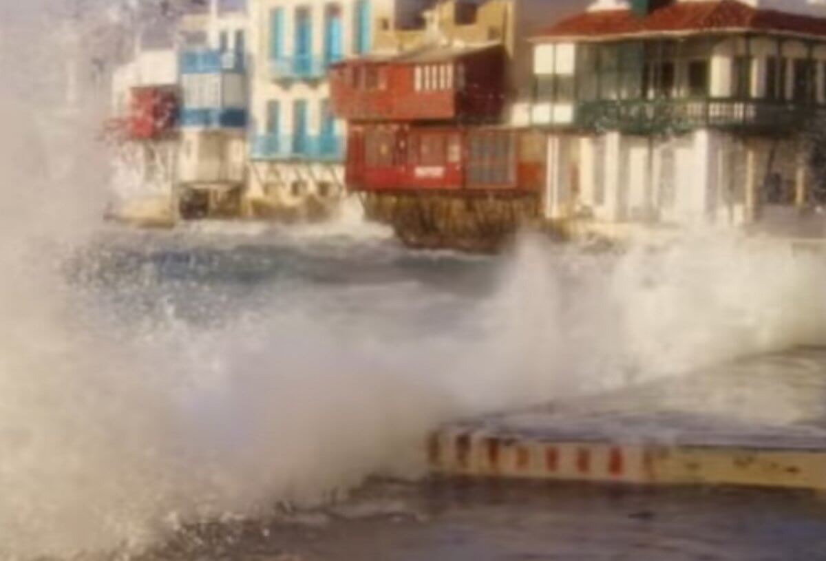 Μύκονος: Οι στιγμές που κύματα “καταπίνουν” τη Μικρή Βενετία – Χάθηκε ο ορίζοντας – video
