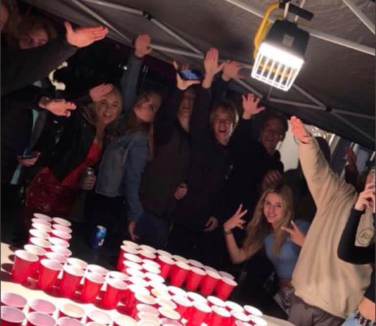 Σάλος στην Καλιφόρνια: Μαθητές χαιρετούν ναζιστικά πάνω από σβάστικα φτιαγμένη από ποτήρια… | Newsit.gr Σάλος στην Καλιφόρνια: Μαθητές χαιρετούν ναζιστικά πάνω από σβάστικα φτιαγμένη από ποτήρια… | Newsit.gr