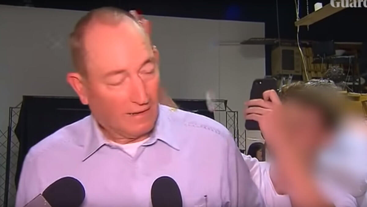 Νέα Ζηλανδία: Αυγά στον Αυστραλό ρατσιστή πολιτικό που… δικαιολόγησε τον μακελάρη! video