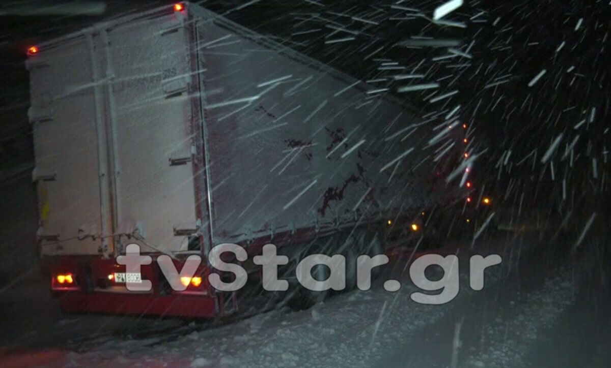 Φθιώτιδα: Νύχτα κόλαση για οδηγούς στον δρόμο Λαμίας – Δομοκού – Δίπλωσαν 30 νταλίκες στα χιόνια [pics, video]