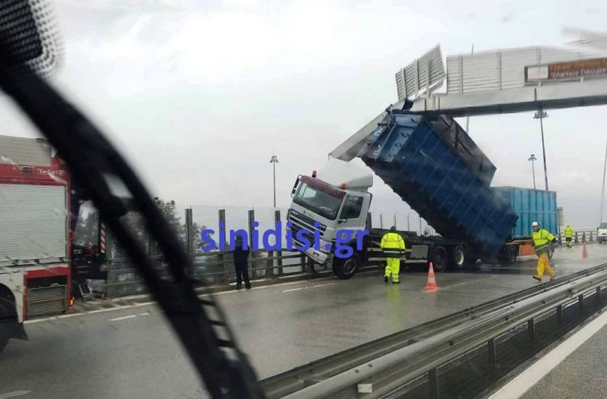 Γέφυρα Ρίου – Αντιρρίου: Καρότσα καρφώθηκε σε πινακίδα λόγω του αέρα! [pics]