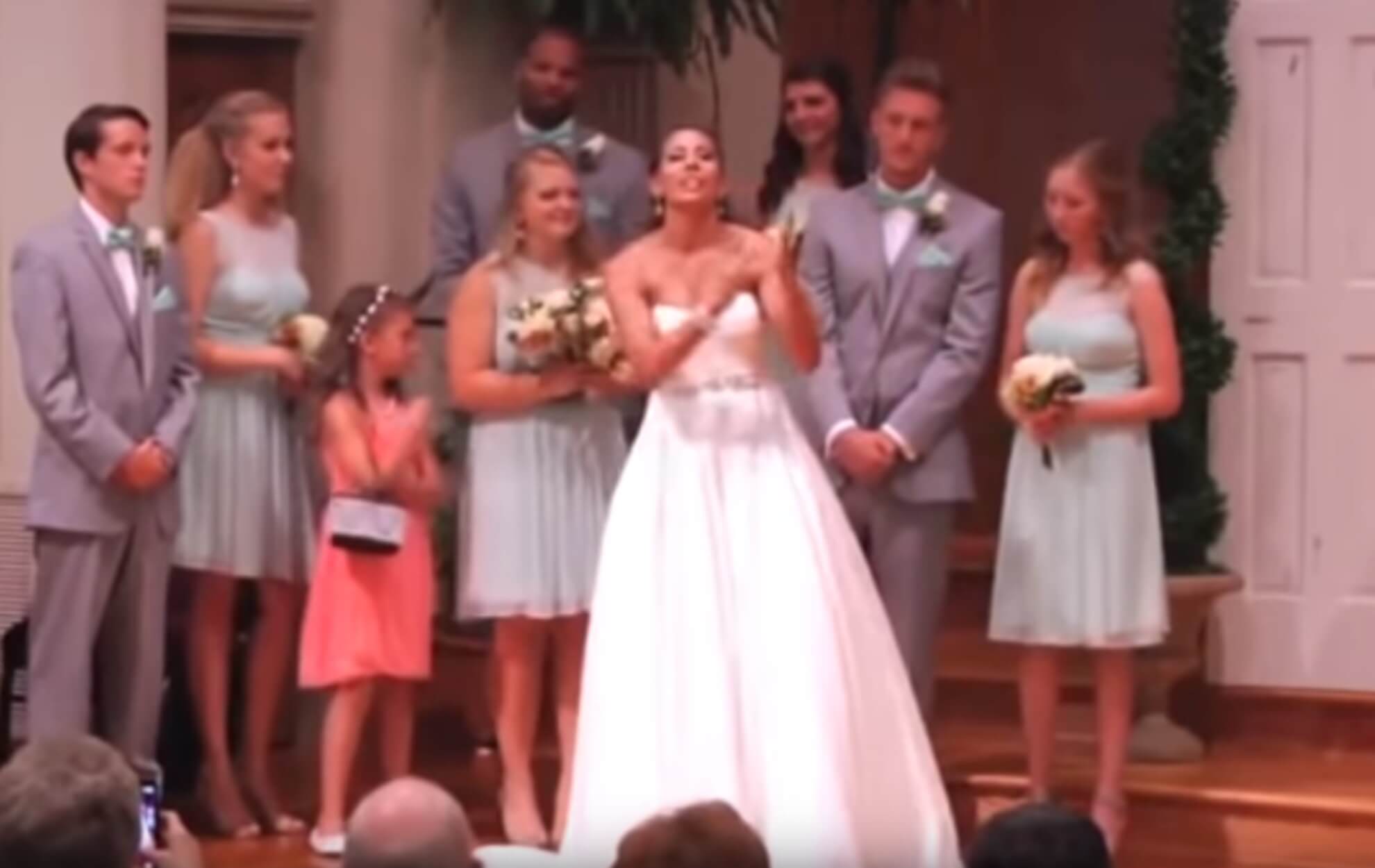 Ο γαμπρός βλέπει τη νύφη να φεύγει, και μένει άναυδος. Τώρα, κοιτάξτε καλά τα χέρια της!