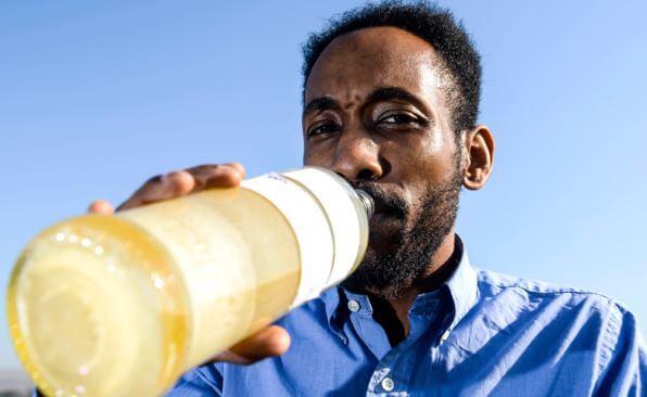 Αυτός ο τύπος πίνει κάθε μέρα τα ούρα του και δηλώνει υγιέστατος! [pics]